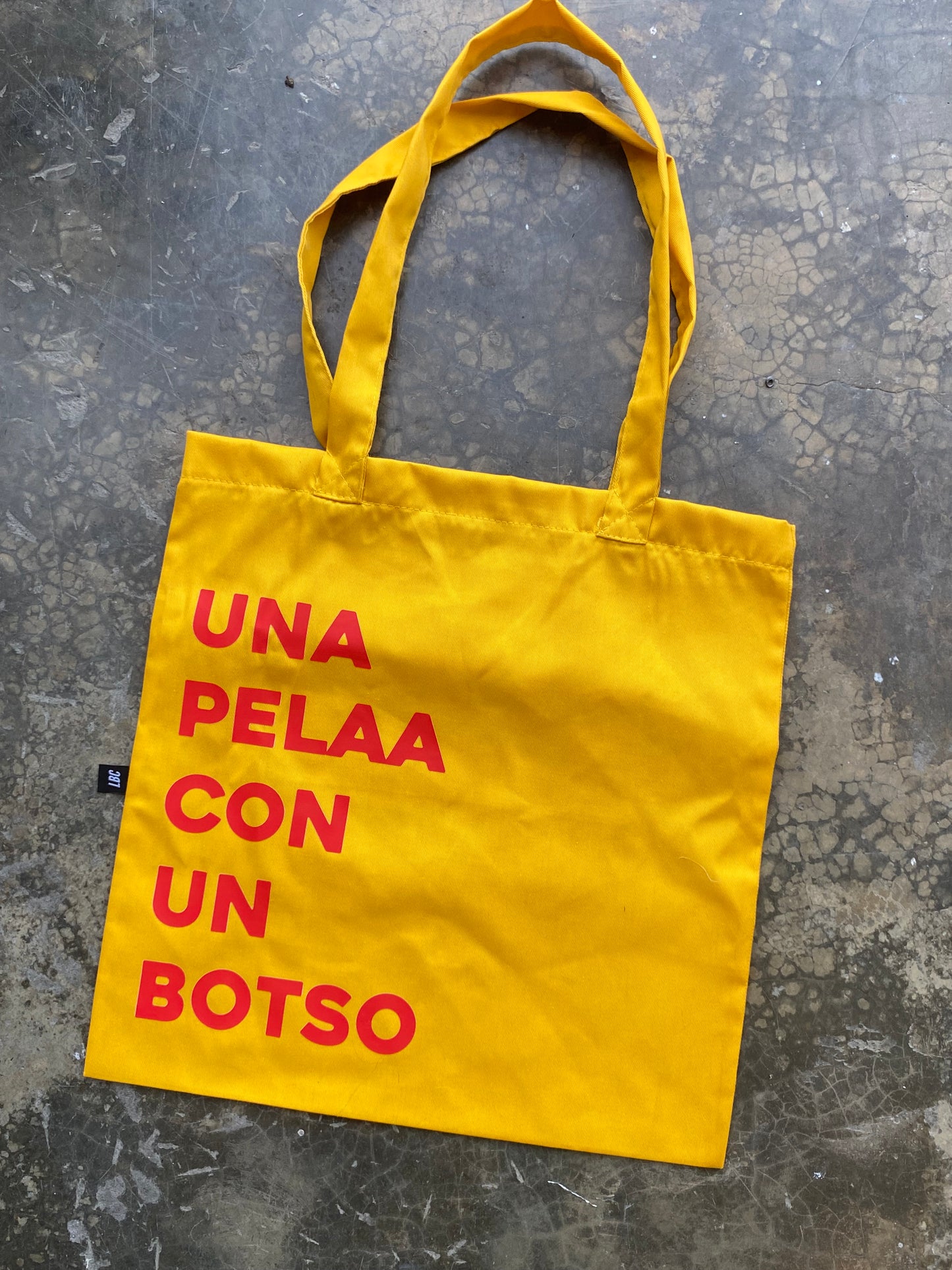 TOTE BAG PELAO CON UN BOTSO
